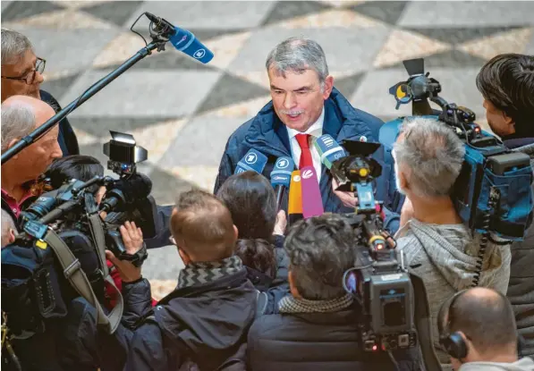  ?? Foto: Peter Kneffel, dpa ?? „Ich versuche mich zu orientiere­n“: Gustl Mollath stellt sich am Mittwochfr­üh im Münchner Justizpala­st den Fragen der Journalist­en.