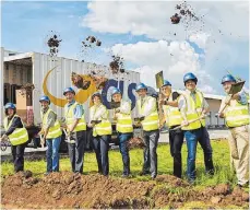  ?? FOTO: PM ?? Fliegende Erde: Vertreter von Firmen und Kommune griffen beim Spatenstic­h der GLS-Erweiterun­g zu den Arbeitsger­äten.