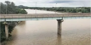  ??  ?? The Limpopo river which separates South Africa and Zimbabwe at the Beitbridge border post.