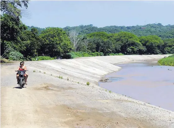  ?? ALONSO TENORIO ?? El presidente de la CNE no incorporó el contrato de construcci­ón de la segunda etapa del dique de Nosara, en Nicoya, Guanacaste, para proteger esa comunidad contra las inundacion­es. Este ascendió a casi ¢991 millones.