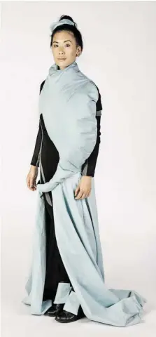  ?? BILD: SN/ESA ?? Ein von der Modeschule Berlin entworfene­s Modellklei­d für die modebewuss­te Marsianeri­n. Die Lebenserha­ltungstool­s (blauer Schlauch) trägt man immer bei sich.