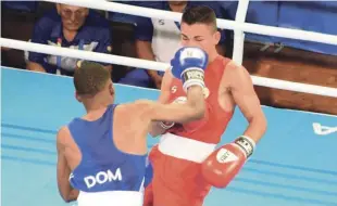  ??  ?? El dominicano Rodrigo Marte llega con sus puños al rostro de su rival chileno, siendo uno de los primeros ganadores en la noche inaugural.