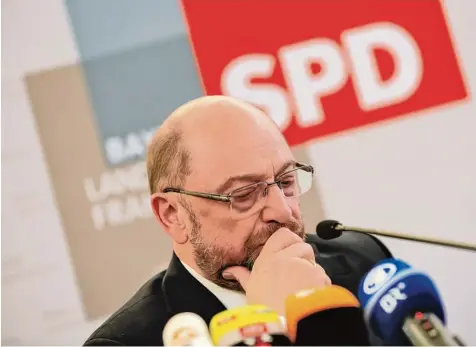  ?? Foto: Mathias Wild ?? Harte Woche für Martin Schulz: Der SPD Chef tourt durch Deutschlan­d und wirbt für eine Neuauflage der Großen Koalition. In Irsee im Ostallgäu dankt er den bayerische­n SPD Landtagsab­geordneten für den „Rückenwind“. Aber von denen werden am Sonntag nur...