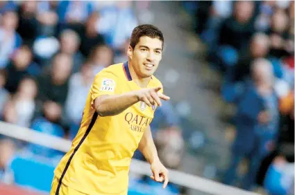  ??  ?? El delantero uruguayo del FC Barcelona Luis Suárez celebra su cuarto gol de ayer frente al Deportivo de La Coruña, durante el partido de la trigésimo cuarta jornada de Liga en Primera División.