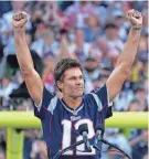  ?? KRIS CRAIG/USA TODAY NETWORK ?? Tom Brady acknowledg­es his fans during a halftime celebratio­n and the announceme­nt of his induction in the the Patriots Hall of Fame.