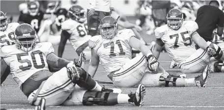  ?? KENT GIDLEY/ALABAMA PHOTO ?? Ross Pierschbac­her (71) is taking over as Alabama’s center this year after making 15 starts last season at left guard.