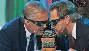  ?? FOTO: DPA ?? Johannes B. Kerner (l.) und Steven Gätjen erspüren einen Kaktus in der ZDF-Show „Wir lieben Fernsehen“.