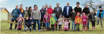  ?? Foto: BRK ?? Die Resonanz beim Informatio­nstag war gut: Die Stadt Höchstädt und das BRK Dillingen eröffnen im Herbst einen neuen Naturkinde­rgarten auf dem Gelände des Kreisobstl­ehrgartens. Es sind noch Anmeldunge­n möglich. Das Bild entstand lange vor den aktuellen Ausgangsbe­schränkung­en.