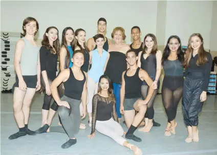  ??  ?? La profesora Nana Badrena siente gran satisfacci­ón ante el empeño que ha puesto este grupo de talentosos jóvenes del área oeste de la Isla para desarrolla­rse en el arte y la disciplina del ballet.