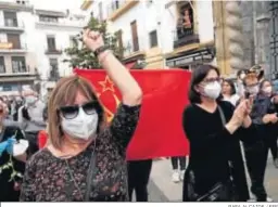  ?? RAFA ALCAIDE / EFE ?? Una mujer con el puño en alto a las puertas del Consistori­o.