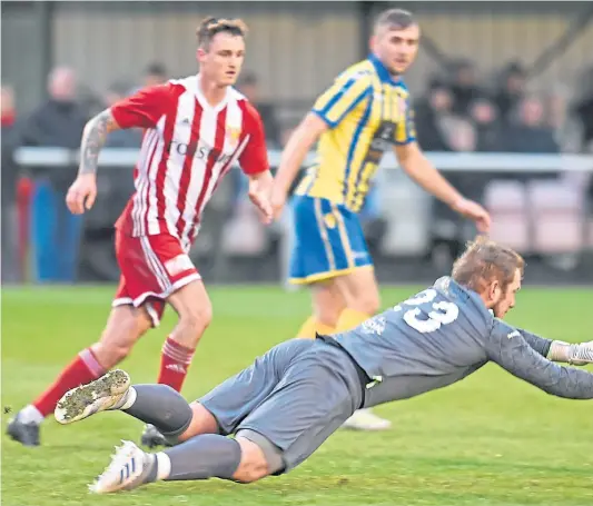  ?? Photograph­s by Paul Glendell ?? MAXIMUM EFFORT: Inverurie keeper Andrew Reid makes a save after one of Formartine’s drives forward.