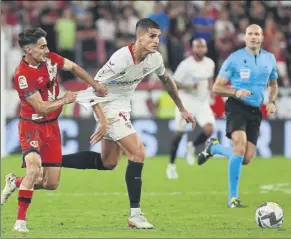  ?? Foto: EFE ?? el delantero argentino del Sevilla erik lamela se escapa de Óscar Valentín, del Rayo