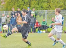  ?? FOTO: FLORIAN WOLF ?? Die Kreisliga A startet am Sonntag in die Rückrunde: Florian Giray (links, SV Bergatreut­e) gegen Simon Lochmaier (TSV Berg III)