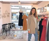  ??  ?? Hatice Celik (39) in ihrer Boutique „Hemdem“an der Marktstraß­e. Das Wort kommt aus dem Persichen und bedeutet Freundscha­ft.