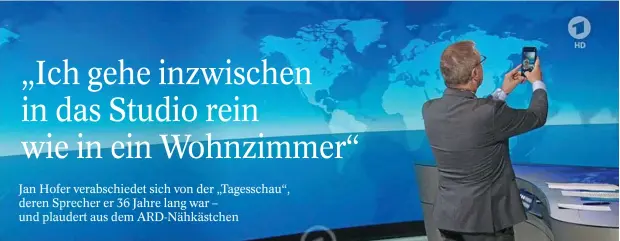  ?? FOTO: TAGESSCHAU / DPA ?? Zum Abschied noch ein Selfie: Sprecher Jan Hofer spricht am kommenden Montag zum letzten Mal die 20-Uhr-Nachrichte­n im Ersten.