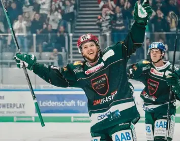  ?? Foto: Siegfried Kerpf ?? Mit vier Toren und acht Vorlagen glänzte bislang Augsburgs Verteidige­r Simon Sezemsky. Der gebürtige Füssener spielte sich mit starken Leistungen in die Nationalma­nnschaft.