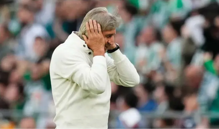  ?? ?? ► Las cuatro derrotas consecutiv­as en LaLiga han encendido los rumores sobre la posible salida del entrenador chileno Manuel Pellegrino.