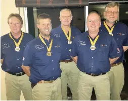  ??  ?? BO: Die SAJWV se A-span was die algehele wenners. Vlnr: Stuart Riddle, Pieter Swanepoel, Jan Taljaard, Flippie van Tonder en Hercules Louw. Hercules Louw was ook die algehele individuel­e wenner met Stuart Riddle tweede en Jan Taljaard derde. ONDER:...