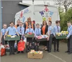  ??  ?? Mount Vernon school pupils handed over boxes of food