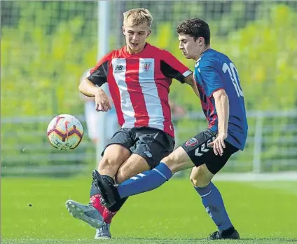  ?? FOTO: JUAN ECHEVERRÍA ?? A punto de ser campeón El Athletic juvenil ha llegado al parón muy cerca de hacerse con el título de Liga