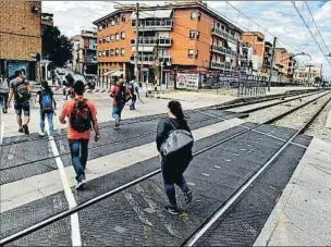  ?? ÀLEX GARCIA/ARCHIVO ?? Vecinos de Montcada cruzan las vías con el paso a nivel bajado