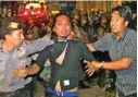  ?? ABE BANDOE/FAJAR/JPG ?? PROTES: Petugas mengamanka­n pendukung Appi-Cicu di Makassar tadi malam.