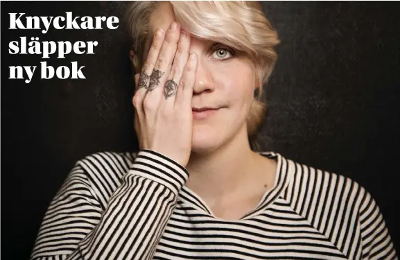  ?? Bild: JARI VÄLITALO ?? DEBUTROMAN. 5 mars släpps boken ”Hit med flaskan: Handbok för panikslagn­a mammor” som också ska bli en humorsolos­how – Emma Knyckares första.