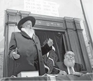  ?? Elizabeth Conley photos / Houston Chronicle ?? Mayer Alter Horowitz, the Bostoner Rebbe of Jerusalem, left, was one of the hundred people on hand to witness the first sentence being inscribed in the Meyerland Minyan’s new Torah.