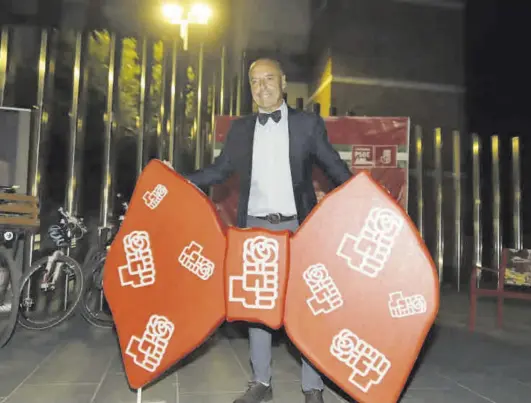  ?? A.J. GONZÁLEZ / MANUEL MURILLO ?? El candidato del PSOE a la Alcaldía de Córdoba, Antonio Hurtado, anoche en la plaza de la Unidad.