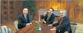  ?? [ APA/BKA/Dragan Tatic´ ] ?? Ex-UN-Generalsek­retär Ban Ki-moon mit Bundeskanz­ler Sebastian Kurz und Altbundesp­räsident Heinz Fischer in Wien.