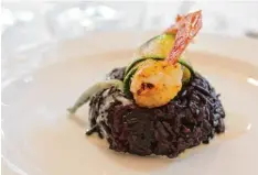  ??  ?? Schwarzer Reis mit Gorgonzola­sauce und Scampi: Eine Kreation von Gianpiero Cra vero, der ein Restaurant in Novara führt.