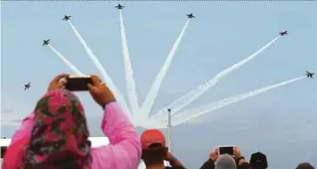  ?? BERNAMA PIC ?? Visitors snapping away during a performanc­e by South Korean aerobatics team the Black Eagles at Lima 2017 yesterday.