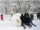  ?? FOTO: GABRIEL BOUYS/LEHTIKUVA-AFP ?? ■ Lördagen bjöd på oväntade vinteräven­tyr i Spanien. De här unga männen rullade en jättelik snöboll.