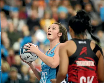  ?? PHOTOSPORT ?? Steel shooter Jennifer O’Connell eyes up her options during her team’s loss to the Tactix.