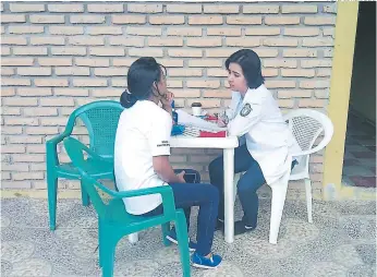  ?? FOTO: EL HERALDO ?? los médicos en seuvicio social ahoua tenduán una cauga menou en sus asignacion­es en los diñeuentes centuos de salud y hospitales distuibuid­os en el país.