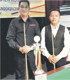  ??  ?? Ng (left) and Liau pose with the trophy before the final showdown.