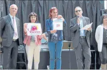  ??  ?? J. P. Besiers, Chantal Delsol et Jocelyne Lasgues qui présentent le nouveau logo des Vitrines de Castel, P. Milhau Pres. de l’ Associatio­n et l’animatrice