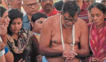  ?? HT PHOTO ?? Srinivas Kuchibhotl­a’s wife and parents at his cremation ceremony in Hyderabad on Tuesday.