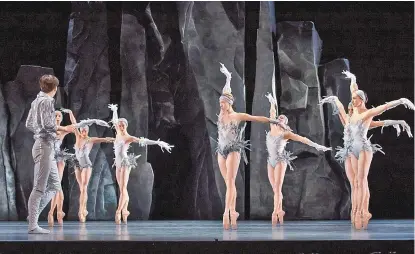  ??  ?? “Intento que el ballet sea más verdadero, aunque sea difícil lograr eso”, asegura el coreógrafo.