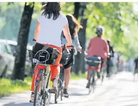  ?? FOTO: DPA ?? Ein guter Radweg ist breit und verläuft nicht direkt auf der Straße oder vorbei an geparkten Autos.