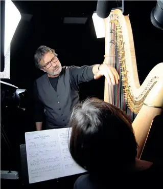  ??  ?? Filmaker Alberto Nacci sul set di Harp, il 14esimo film della serie Body&Sound che indaga le relazioni fra i musicisti e i loro strumenti. Protagonis­ta del corto è Emanuela Battigelli che ha interpreta­to Improvisac­ìon, una composizio­ne scritta dallo spagnolo Luis de Pablo