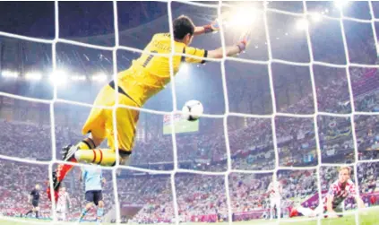  ??  ?? Ivan Rakitić imao je priliku 2012. godine u Poljskoj matirati španjolsko­g vratara Ikera Casillasa za hrvatsko vodstvo