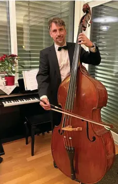  ?? FOTO: SANDY KIRCHNER ?? Stephan Nautscher-timmermann (48) spielt im World Doctors Orchestra seit einigen Jahren Kontrabass.