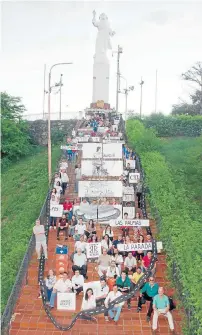  ??  ?? ESTA FOTOGRAFÍA TOMADA en el monumento Cristo Rey, antes de iniciarse las obras de mejoramien­to, es la imagen de Juntos Aparte 2019.