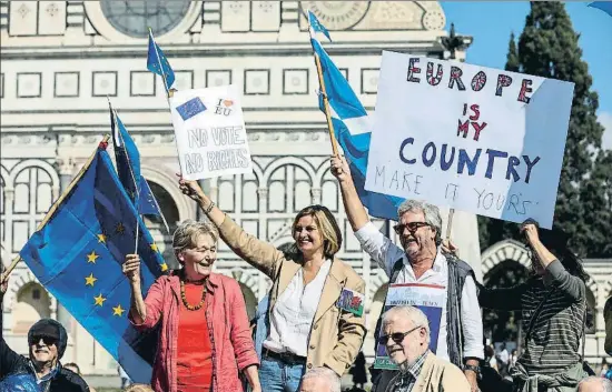  ?? CHRIS RATCLIFFE / BLOOMBERG ?? Ciutadans britànics residents a Itàlia es van manifestar ahir contra el Brexit davant la basílica de Santa Maria Novella, a Florència