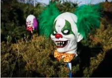  ?? FOTO: MIKAEL ANDERSSON ?? Clownhuvud­en som sticker upp ur buskarna får Pennywise, den dansande clownen från Stephen Kings Det, att framstå som en barnkalask­araktär.