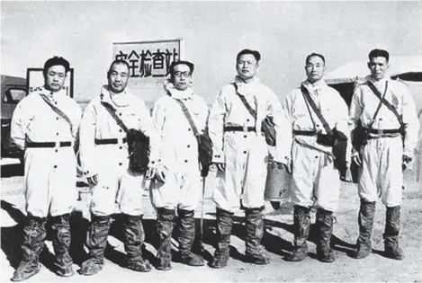  ??  ?? 参加第一次原子弹试验­的部分前线指挥部领导：毕庆堂、张爱萍、刘西尧、刘柏罗、张蕴钰、苑华冰（从右至左）