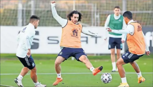  ??  ?? Fran Beltrán, Cucurella y Pedro Porro disputan un balón en un entrenamie­nto de esta semana en Las Rozas.