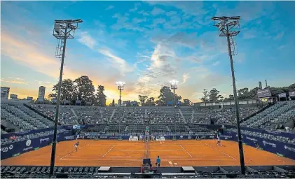 ??  ?? El templo. El court central del Buenos Aires Lawn Tennis que desde 2016 lleva el nombre de Guillermo Vilas.