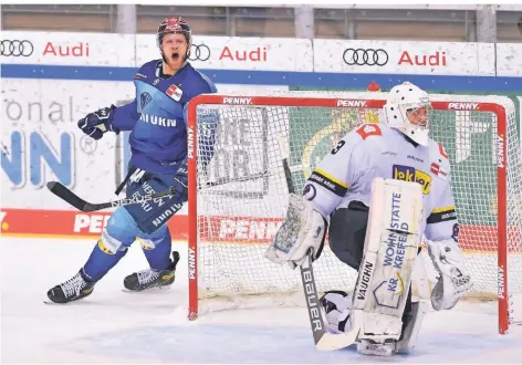  ?? FOTO: IMAGO ?? Beim 6:3-Sieg der Panther in Ingolstadt jubelte Daniel Pietta nach seinem Treffer zur 2:1-Führung. Torwart Nikita Quapp war ohne Abwehrchan­ce.